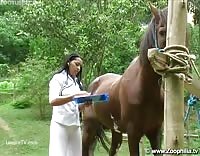 Сексуальная врачиха трахается с конем.